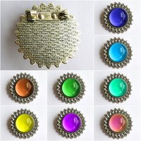 Queen of Opalescence - Mood Brooch - 20 mm - Brass
