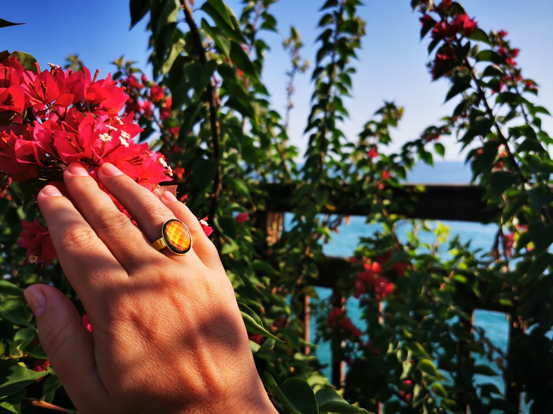 Golden Messenger of Glory - Mood Ring - 20x15 mm - Sterling Silver 925 - 24k Gold Plated - AAA Crystal Quartz faceted