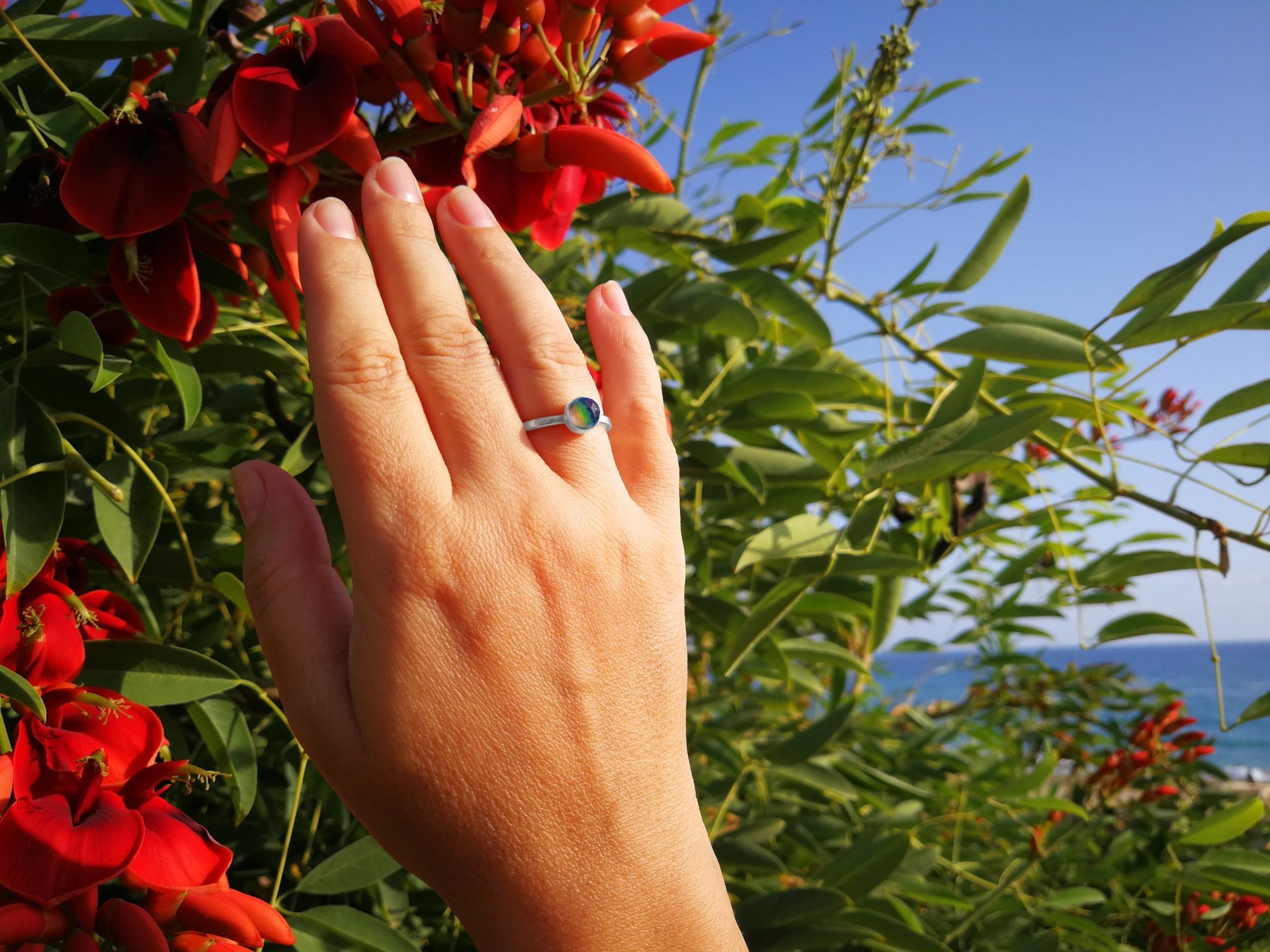 Blush of Attraction - Mood Ring - 6 mm - Sterling Silver 925 - AAA Crystal Quartz