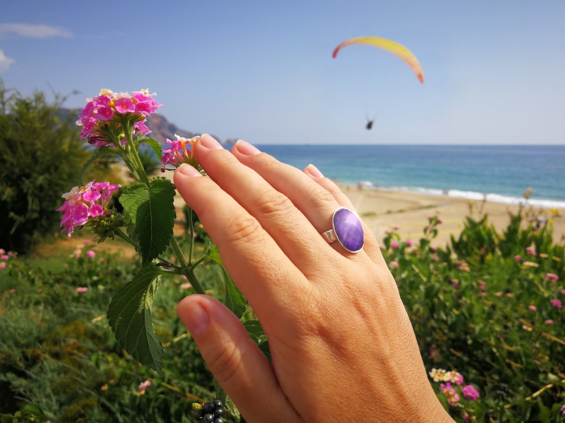 Silver Messenger of Glory - Mood Ring - 20x15 mm - Sterling Silver 925 - AAA Crystal Quartz faceted