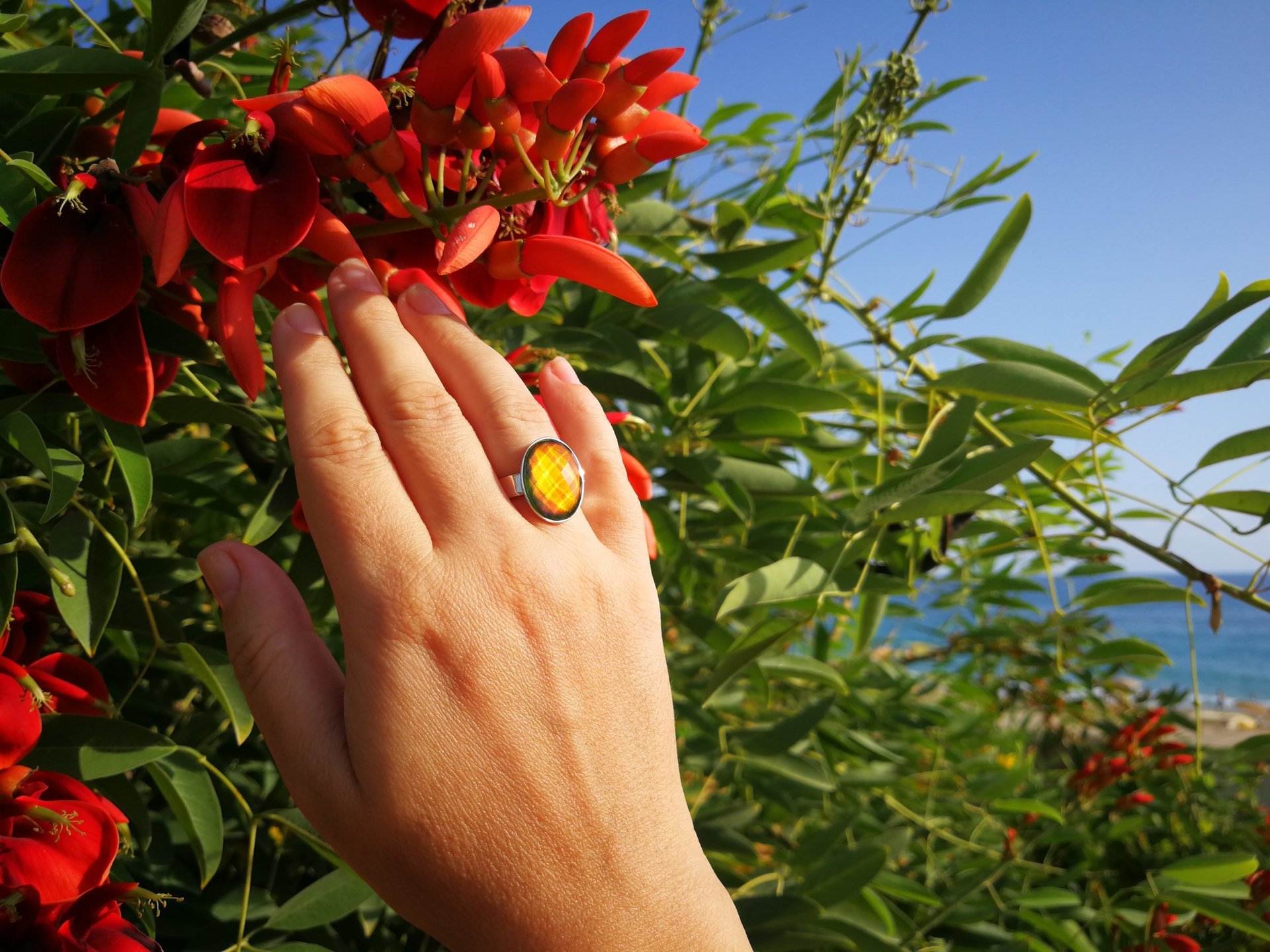 Silver Messenger of Glory - Mood Ring - 20x15 mm - Sterling Silver 925 - AAA Crystal Quartz faceted