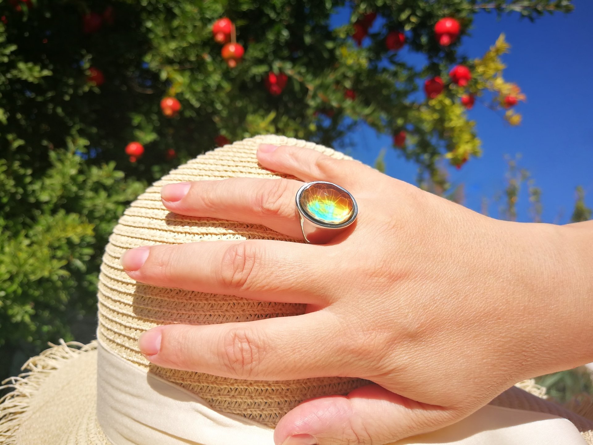King of Gentlemen - Mood Ring - 18x13 mm - Stainless Steel - faceted AAA Crystal Quartz