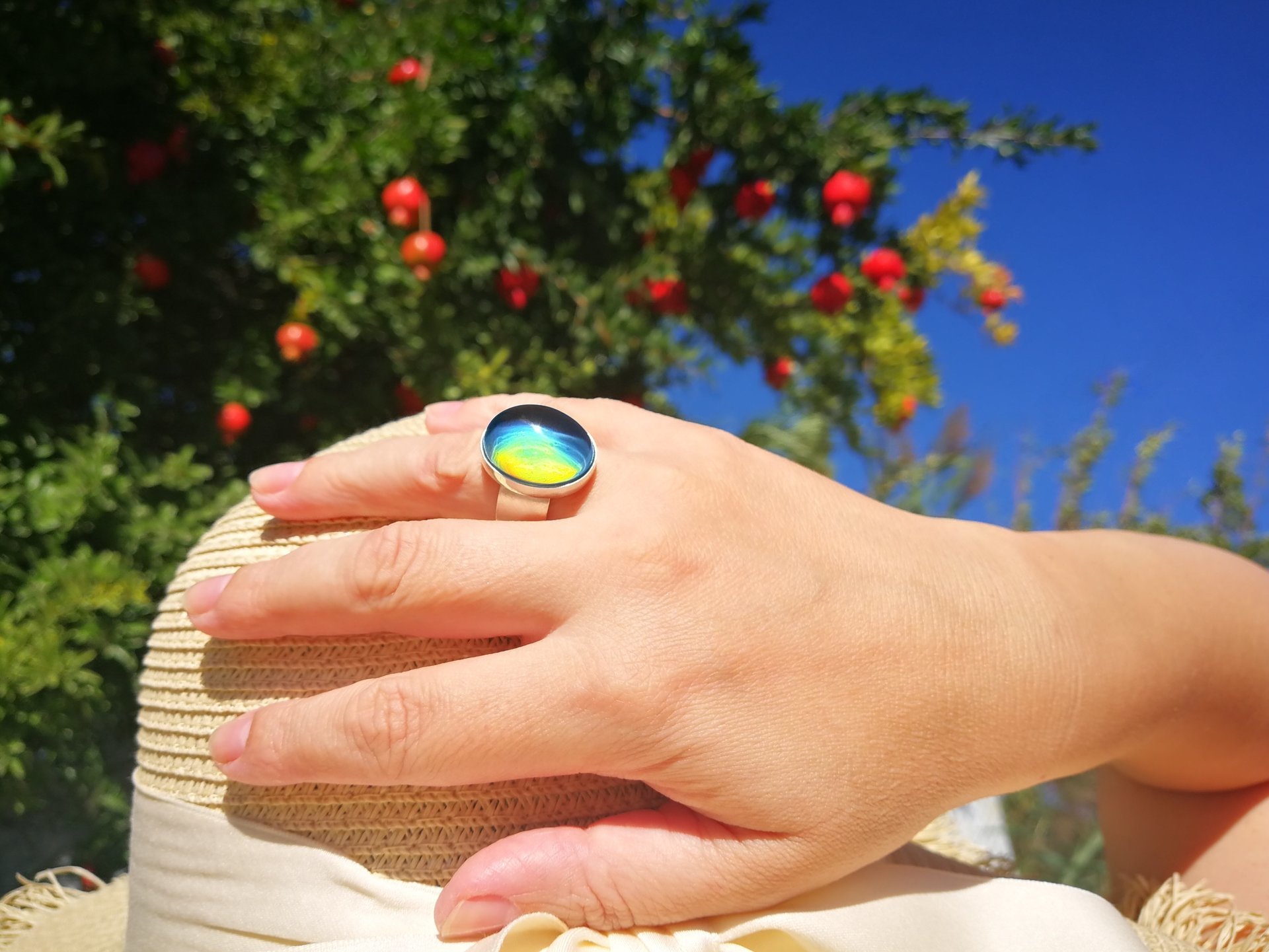 Queen of Heavenly Delight - Mood Ring - 20x15 mm - Sterling Silver 925 (pure or gold plated) - AAA Crystal Quartz