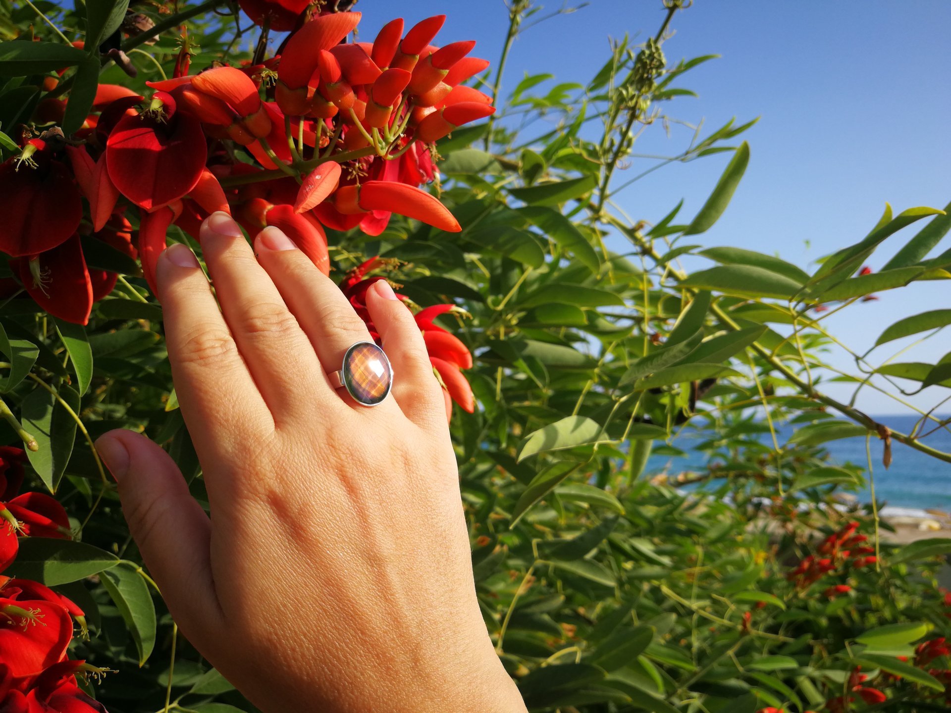 Silver Messenger of Glory - Mood Ring - 20x15 mm - Sterling Silver 925 - AAA Crystal Quartz faceted