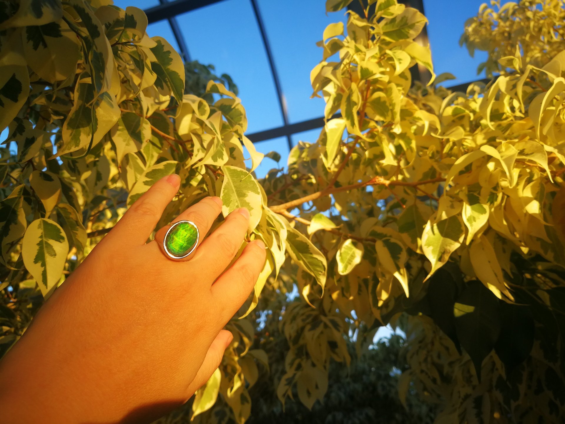 King of Gentlemen - Mood Ring - 18x13 mm - Stainless Steel - faceted AAA Crystal Quartz